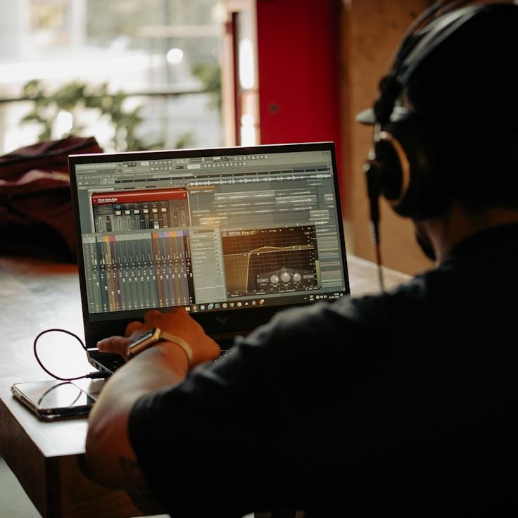 Collaborative mobile app development workflow